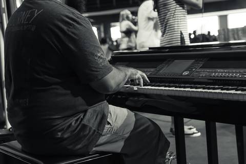 Louvando a Deus com o piano na Igreja Missão Praia da Costa pelo fotógrafo Douglas Maia'