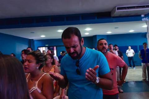 Homem quebrantado durante o louvor na Igreja Missão Praia da Costa pelo fotógrafo Douglas Maia'