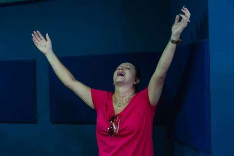 Mulher adora a Deus em espírito e em verdade na Igreja Missão Praia da Costa pelo fotógrafo Douglas Maia'