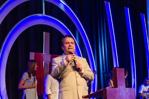 Pastor Simonton pregando na Igreja Missão Praia da Costa pelo fotógrafo Douglas Maia'