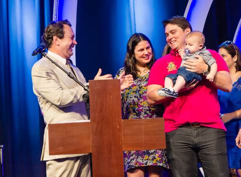 Pastor Simonton ao lado da Família durante apresentação das crianças na Igreja Missão Praia da Costa pelo fotógrafo Douglas Maia'