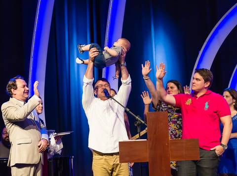 Criança é apresentada a Deus na Igreja Missão Praia da Costa pelo fotógrafo Douglas Maia'