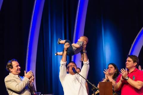 Família fica emocionada na apresentação da criança na Igreja Missão Praia da Costa pelo fotógrafo Douglas Maia'