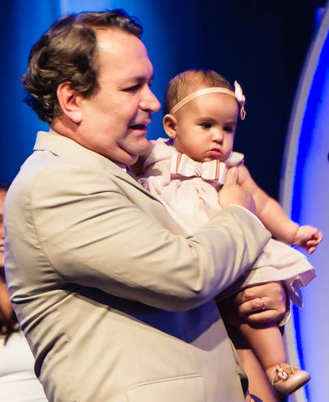 Pastor Simonton com menina no colo para apresentação na Igreja Missão Praia da Costa pelo fotógrafo Douglas Maia'