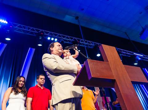 Pastor Simonton orando para menina na Igreja Missão Praia da Costa pelo fotógrafo Douglas Maia'