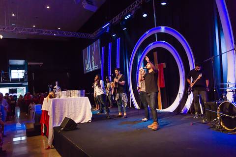 Grupo de louvor adorando a Deus na Igreja Missão Praia da Costa pelo fotógrafo Douglas Maia'