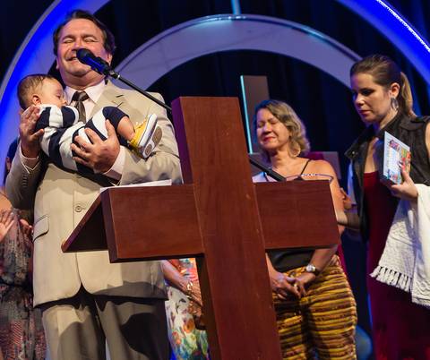 Pastor Simonton intercede por criança na Igreja Missão Praia da Costa pelo fotógrafo Douglas Maia'