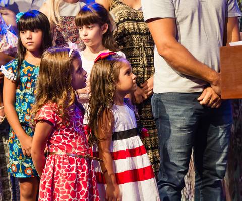 Meninas na apresentação de menino na Igreja Missão Praia da Costa pelo fotógrafo Douglas Maia'