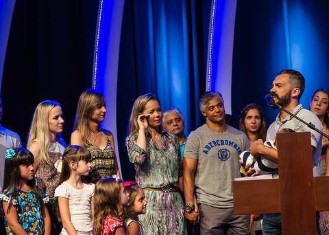Família emocionada na Igreja Missão Praia da Costa pelo fotógrafo Douglas Maia'