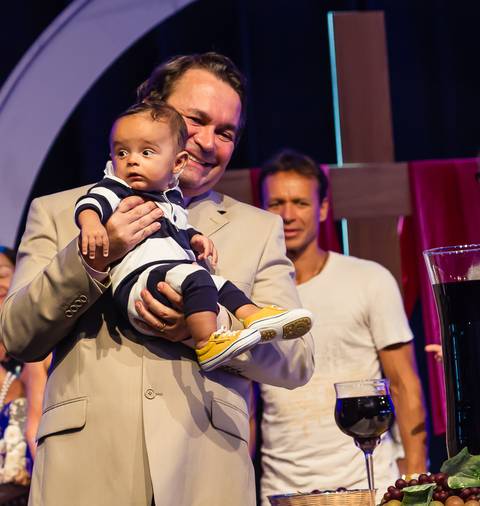 Pastor Simonton com garotinho no colo na Igreja Missão Praia da Costa pelo fotógrafo Douglas Maia'