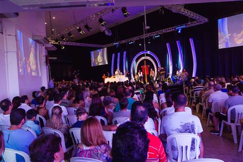 Momento da palavra na Igreja Missão Praia da Costa pelo fotógrafo Douglas Maia'