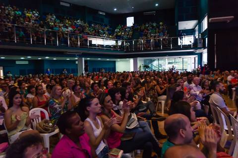 Igreja Missão Praia da Costa batendo palmas pelo fotógrafo Douglas Maia'