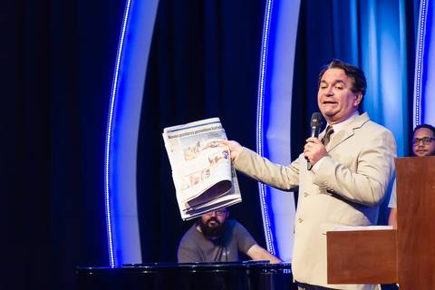 Pastor Simonton mostra jornal na Igreja Missão Praia da Costa pelo fotógrafo Douglas Maia'