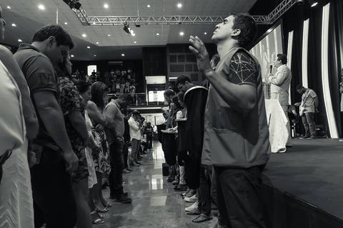 Oração pelos dízimos e ofertas na Igreja Missão Praia da Costa pelo fotógrafo Douglas Maia'