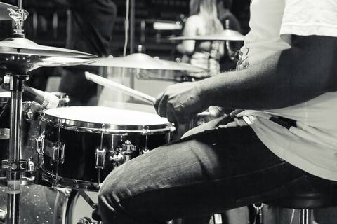 Louvor a Deus com a bateria na Igreja Missão Praia da Costa pelo fotógrafo Douglas Maia'