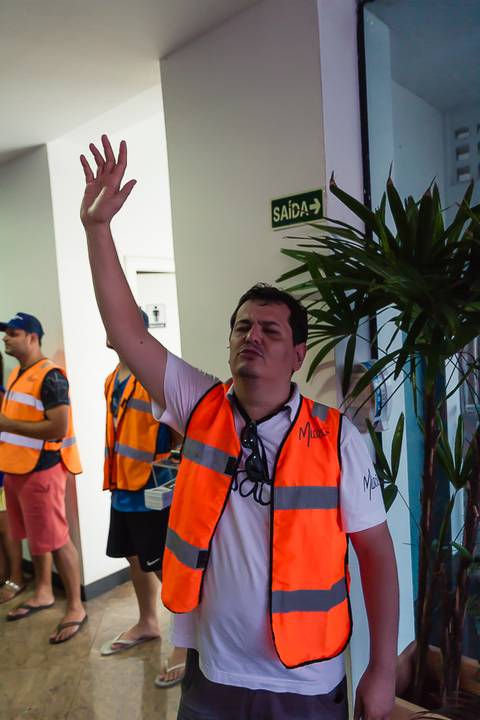 Voluntário adorando a Deus na Igreja Missão Praia da Costa pelo fotógrafo Douglas Maia'