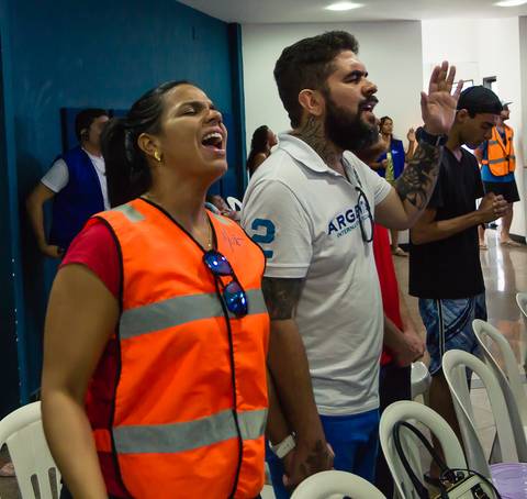 União na adoração na Igreja Missão Praia da Costa pelo fotógrafo Douglas Maia'