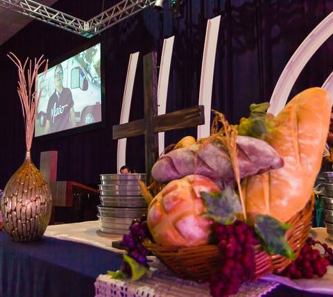 Santa Ceia preparada na  Igreja Missão Praia da Costa pelo fotógrafo Douglas Maia'