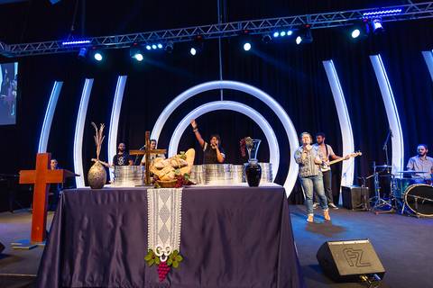 Louvando ao Senhor na Igreja Missão Praia da Costa pelo fotógrafo Douglas Maia'