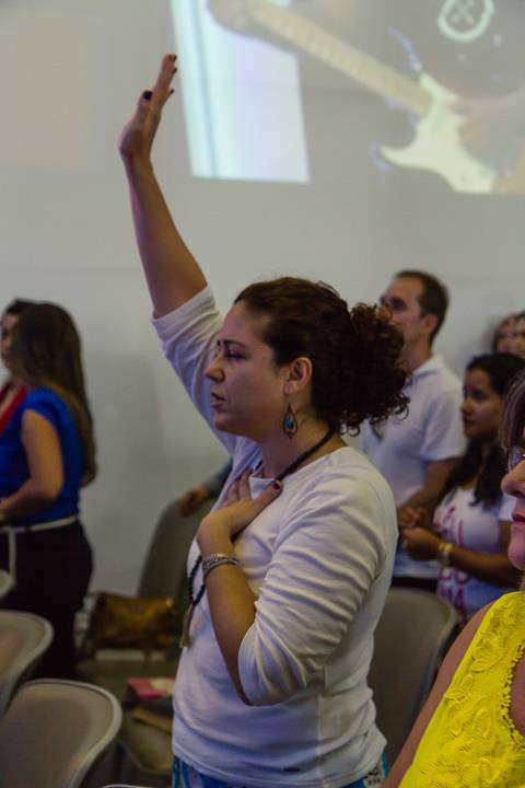 Mulher adorando a Deus na Igreja Missão Praia da Costa pelo fotógrafo Douglas Maia'