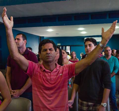 Homem louvando em espírito e em verdade na Igreja Missão Praia da Costa pelo fotógrafo Douglas Maia'