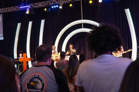 Momento do Louvor na Igreja Missão Praia da Costa pelo fotógrafo Douglas Maia'