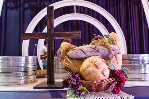 Pães da Santa Ceia na Igreja Missão Praia da Costa pelo fotógrafo Douglas Maia'