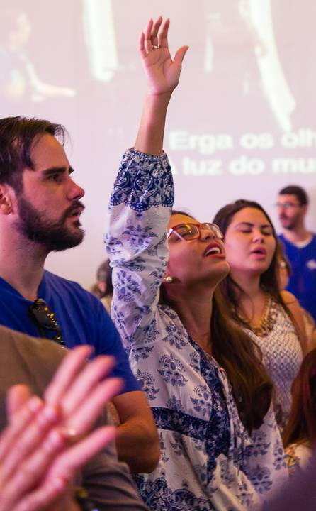 Adoração sincera na Igreja Missão Praia da Costa pelo fotógrafo Douglas Maia'