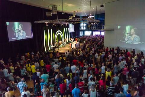 Igreja Missão Praia da Costa adorando unida pelo fotógrafo Douglas Maia'
