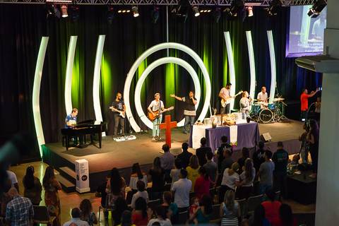 Adoração na Igreja Missão Praia da Costa pelo fotógrafo Douglas Maia'