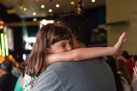 Pai e filha na Igreja Missão Praia da Costa pelo fotógrafo Douglas Maia'