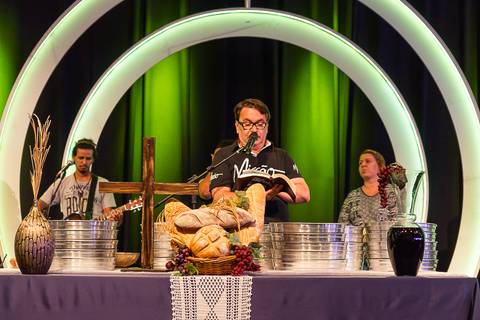 Pastor Simonton lendo a Palavra de Deus na Igreja Missão Praia da Costa pelo fotógrafo Douglas Maia'
