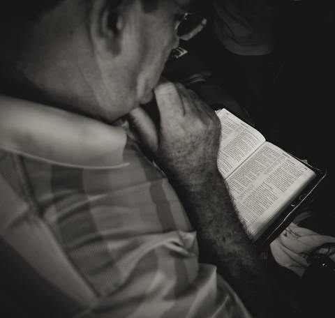 Leitura da palavra na Igreja Missão Praia da Costa pelo fotógrafo Douglas Maia'