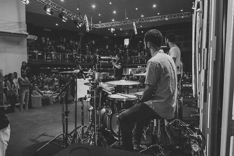 Baterista da Igreja Missão Praia da Costa pelo fotógrafo Douglas Maia'