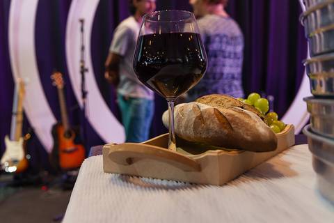 Cálice e pão da Santa Ceia na Igreja Missão Praia da Costa pelo fotógrafo Douglas Maia'