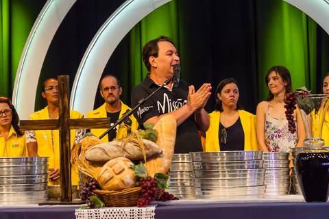 Pastor Simonton pregando na Santa Ceia na Igreja Missão Praia da Costa pelo fotógrafo Douglas Maia'