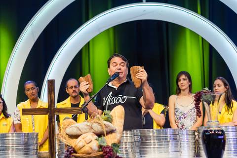 Pastor Simonton partindo o pão na Igreja Missão Praia da Costa pelo fotógrafo Douglas Maia'