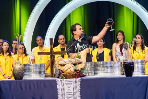 Pastor Simonton segurando o cálice na Igreja Missão Praia da Costa pelo fotógrafo Douglas Maia'