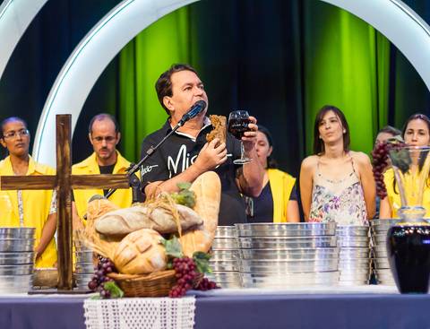 Ppastor Simonton com o pão e o cálice na Igreja Missão Praia da Costa pelo fotógrafo Douglas Maia'