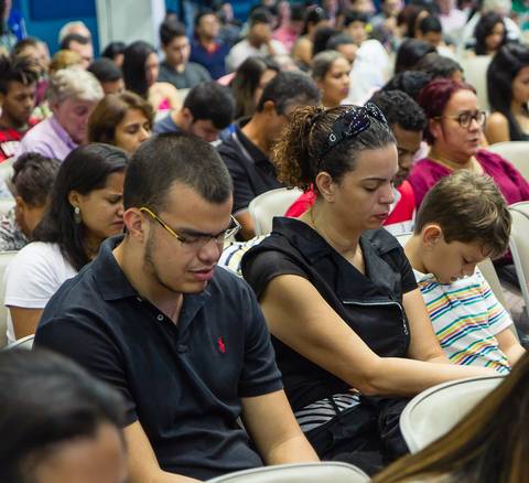 Momento de oração na Igreja Missão Praia da Costa pelo fotógrafo Douglas Maia'