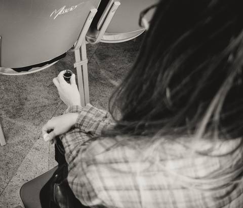 Mulher segura o pão e cálice na Igreja Missão Praia da Costa pelo fotógrafo Douglas Maia'