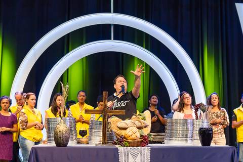 Pastor orando na Igreja Missão Praia da Costa pelo fotógrafo Douglas Maia'