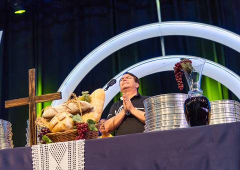 Pastor Simonton em adoração a Deus na Igreja Missão Praia da Costa pelo fotógrafo Douglas Maia'