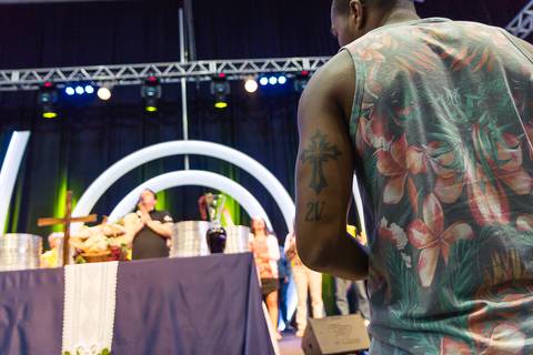 Ouvindo a palavra na Igreja Missão Praia da Costa pelo fotógrafo Douglas Maia'