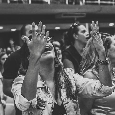 Adorando com todo o ser na Igreja Missão Praia da Costa pelo fotógrafo Douglas Maia'
