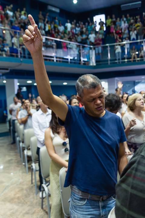 Conectado com Deus na Igreja Missão Praia da Costa pelo fotógrafo Douglas Maia'