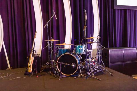 Instrumentos prontos para mais um culto na Igreja Missão Praia da Costa pelo fotógrafo Douglas Maia'