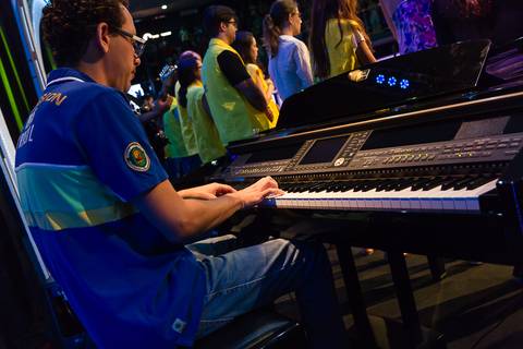 Adorando a Deus tocando intrumento na Igreja Missão Praia da Costa pelo fotógrafo Douglas Maia'