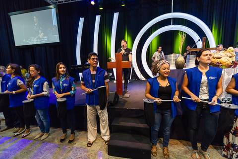 Dízimos e ofertas na Igreja Missão Praia da Costa pelo fotógrafo Douglas Maia'