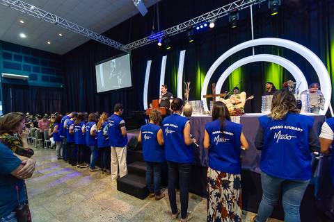 Host orando pelo dízimos e ofertas na Igreja Missão Praia da Costa pelo fotógrafo Douglas Maia'